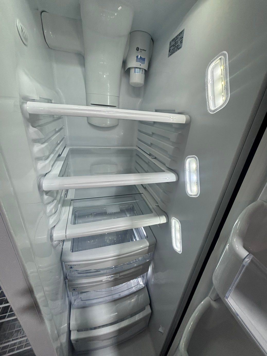 >>36” GE side by side Refrigerator and freezer white  w/ice water dispenser 36” #ARW663B
