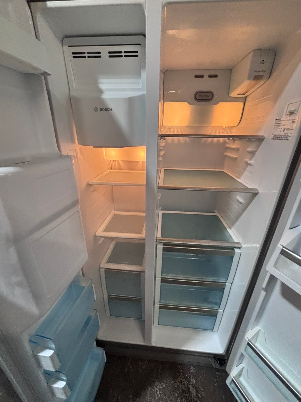 >*36”Bosch counter depth side by side doors  fridge stainless steel color  (ice maker  doesn’t work) only water 💦 dispenser works !doesn’t affect on the others functions. 36” #BS41VWB