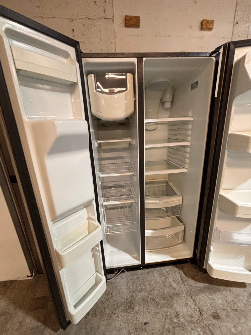 >*CLEARANCE🔥🔥GE Side x side  36”x 69”h x 29depth ,Refrigerator slate  with ice maker & water dispenser /. 36” 26cu.ft used-Refurbished. Item number  #RFU114B