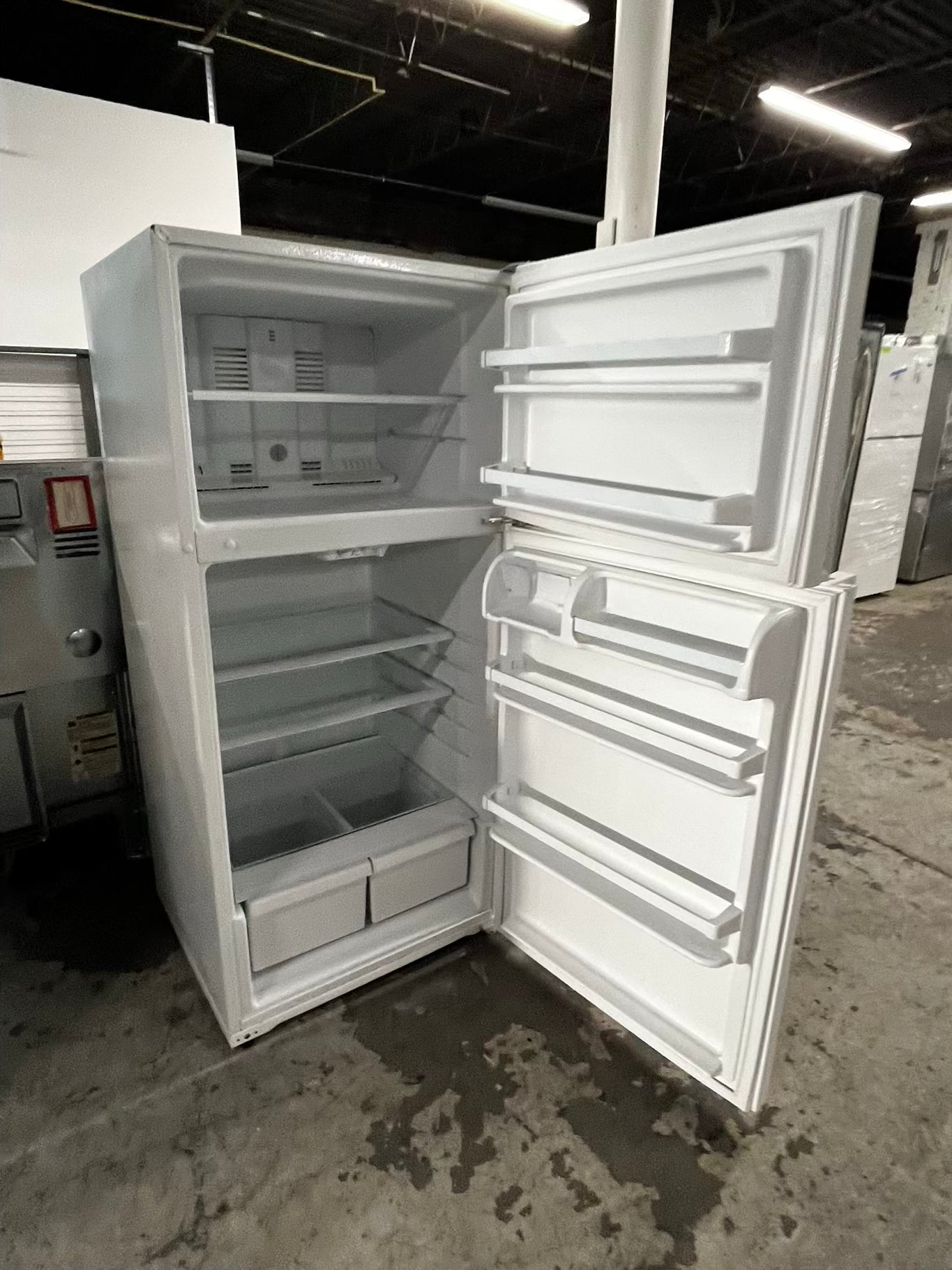 *Whirlpool top freezer refrigerator in white 28” used - refurbished #RF166HB