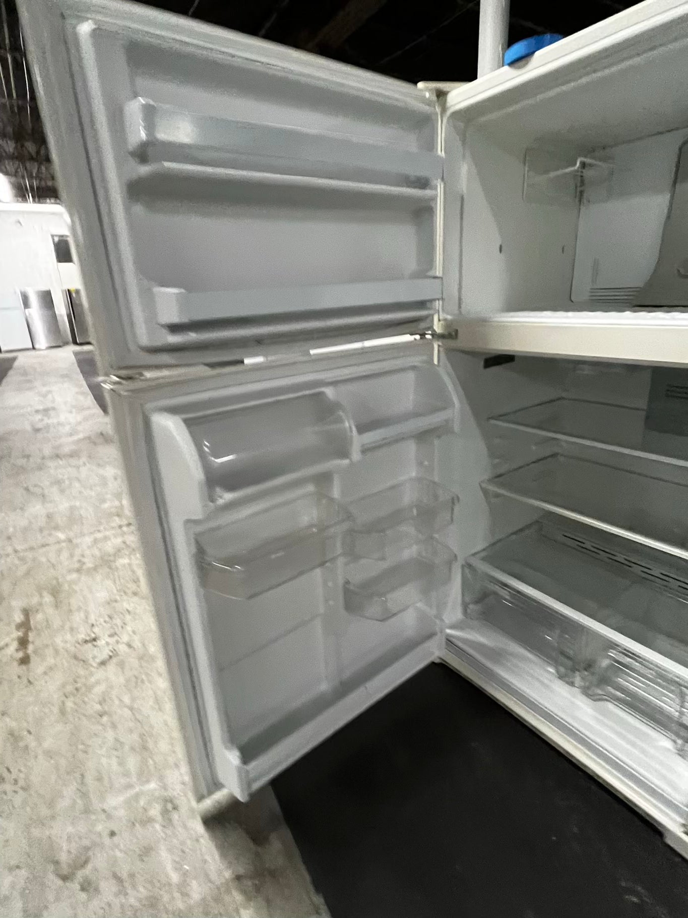 * 🎉 Black Friday ⚡️ Whirlpool top freezer refrigerator in off white no ice maker 28" #RF34774TB