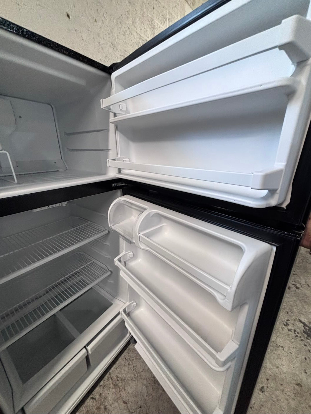 }28”w x 68 1/2h. Whirlpool  top freezer fridge with ice 🧊 maker inside ,black  working 💯  used-refurbished #FT67SRB