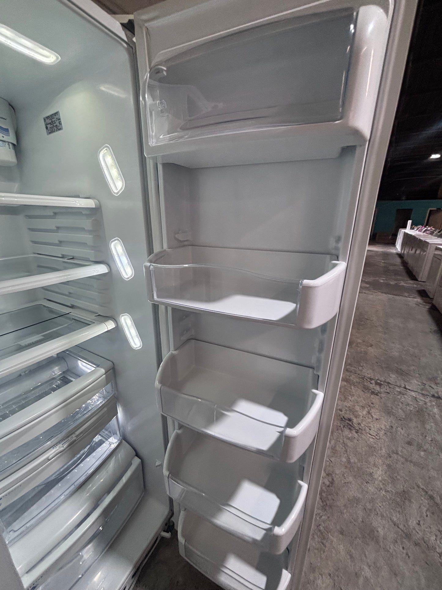 >>36” GE side by side Refrigerator and freezer white  w/ice water dispenser 36” #ARW663B