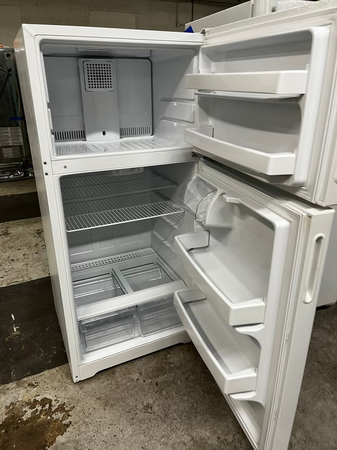* Hotpoint top freezer refrigerator in white no ice maker 28" #RF903SB