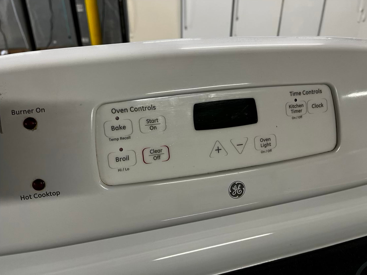 * 🎉 Holidays Sale ⚡️ GE  glass top electric range 220v 4 burner Refurbished in white  bake Broil   30" #ER39A1PB