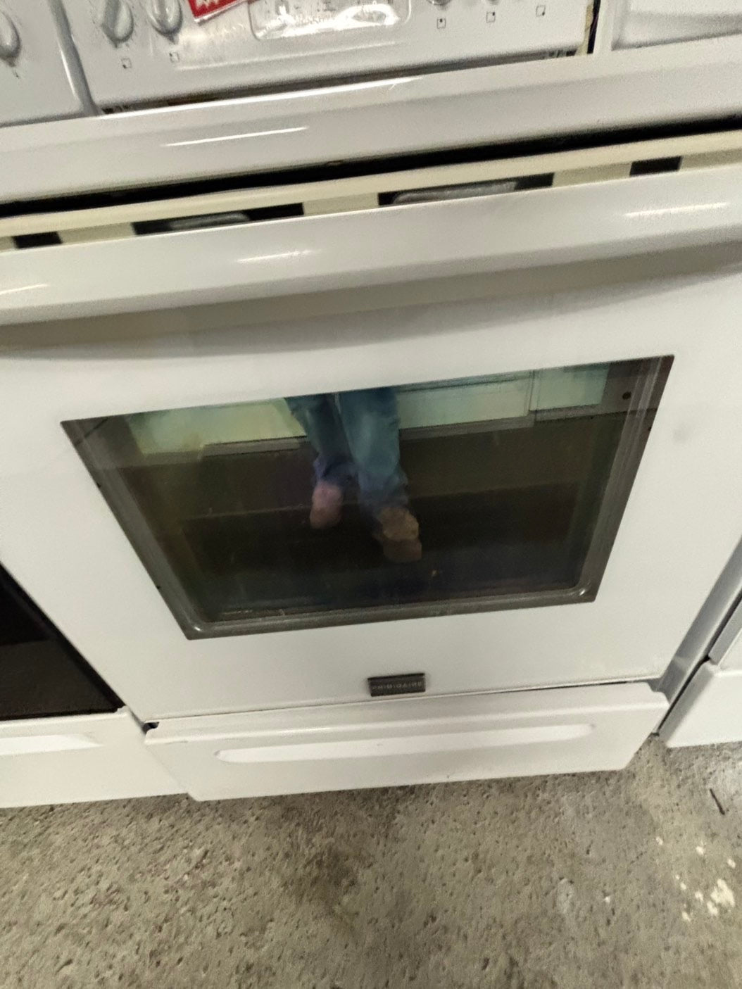 -Frigidaire glass top electric range 220v 5 burner warm zone bake broil self clean used-Refurbished white color fast boil 30"    Stock number #EF350CB