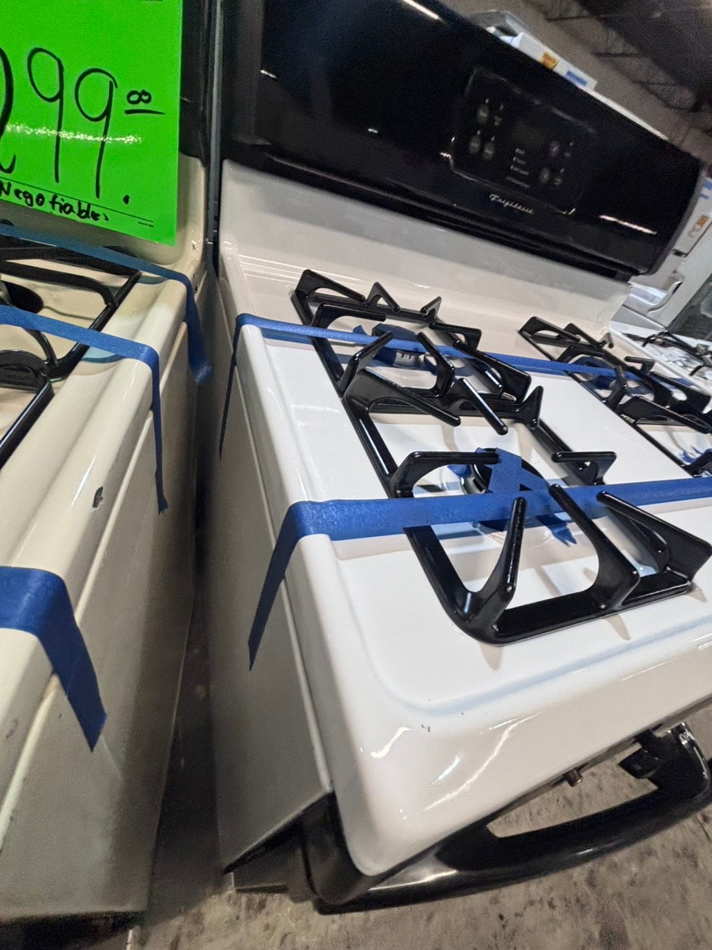 >*sale🔥frigidaire Gas range 4 burner bake broil Hi/Lo self clean in  white & black used-Refurbished 30” #FGH3D7B