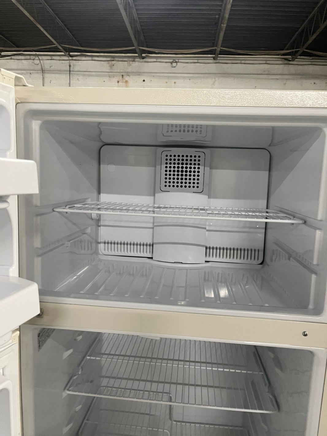 =28”Ge top freezer fridge off white used-refurbished #RFL56BB