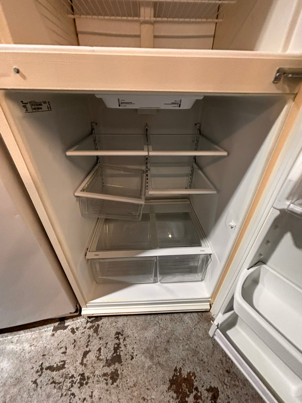 }}clearance 🔥whirlpool off white 30”x 66”heigth x 29depth 18cu.ft top freezer refrigerator (missing 1 leg )          used refurbished working 💯 with warranty #TFBZ76B