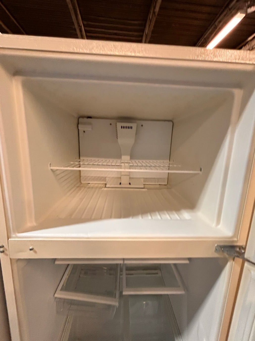 }}clearance 🔥whirlpool off white 30”x 66”heigth x 29depth 18cu.ft top freezer refrigerator (missing 1 leg )          used refurbished working 💯 with warranty #TFBZ76B