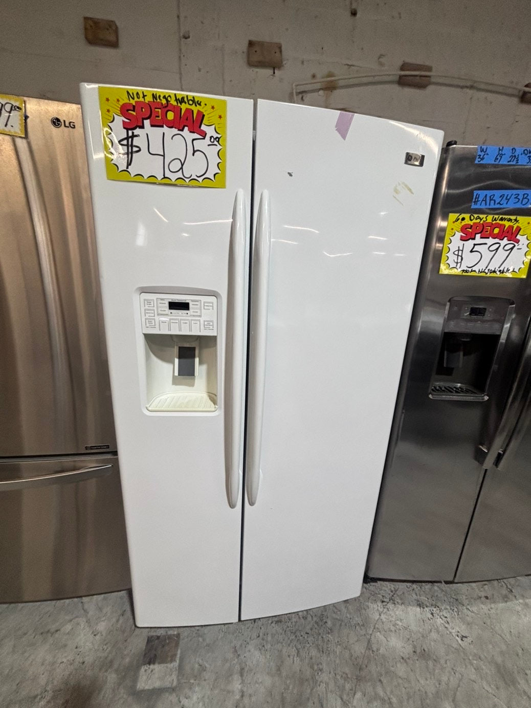 >>36” GE side by side Refrigerator and freezer white  w/ice water dispenser 36” #ARW663B