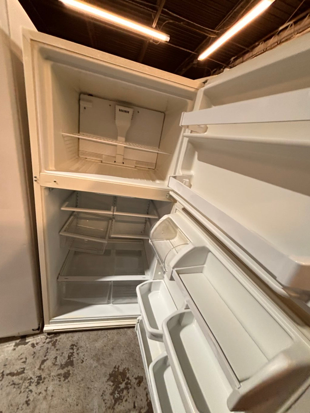 }}clearance 🔥whirlpool off white 30”x 66”heigth x 29depth 18cu.ft top freezer refrigerator (missing 1 leg )          used refurbished working 💯 with warranty #TFBZ76B