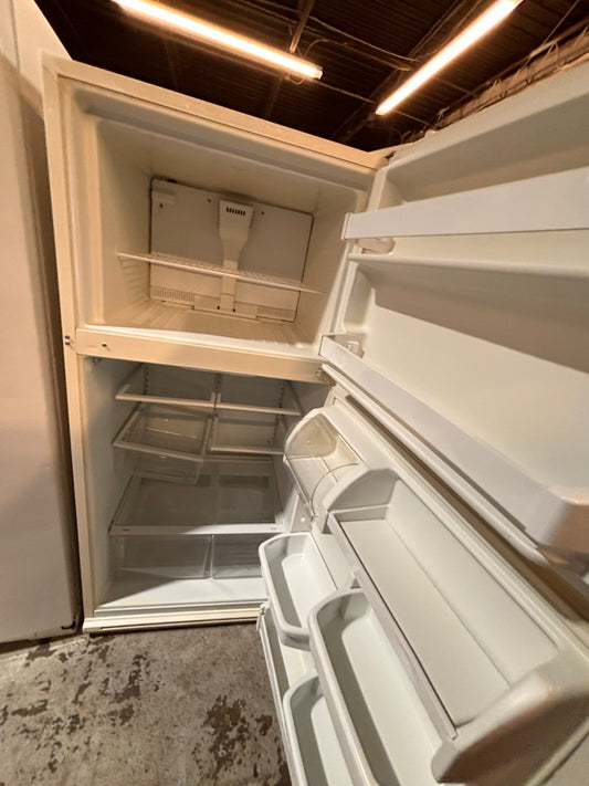 }}clearance 🔥whirlpool off white 30”x 66”heigth x 29depth 18cu.ft top freezer refrigerator (missing 1 leg )          used refurbished working 💯 with warranty #TFBZ76B