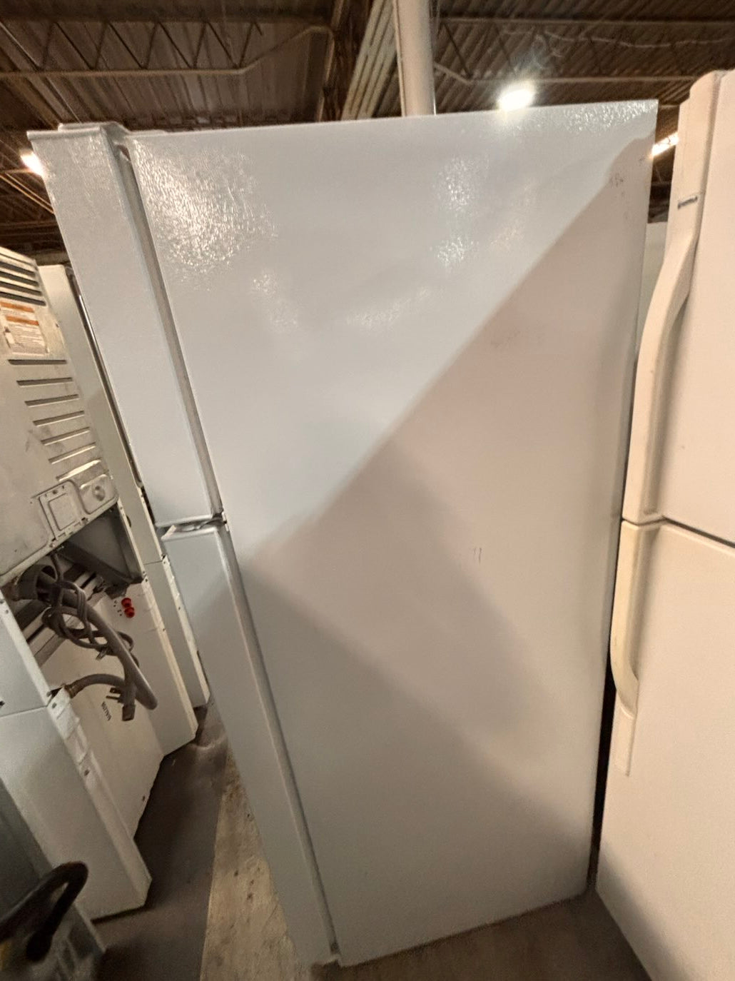 }}28”w x 68 1/2h. Whirlpool  top freezer fridge white color   With ice 🧊 maker inside ,working 💯  used-refurbished #FT6TSRB