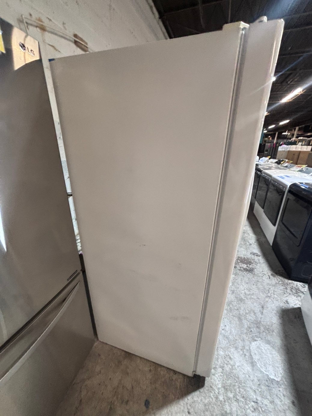 >>36” GE side by side Refrigerator and freezer white  w/ice water dispenser 36” #ARW663B