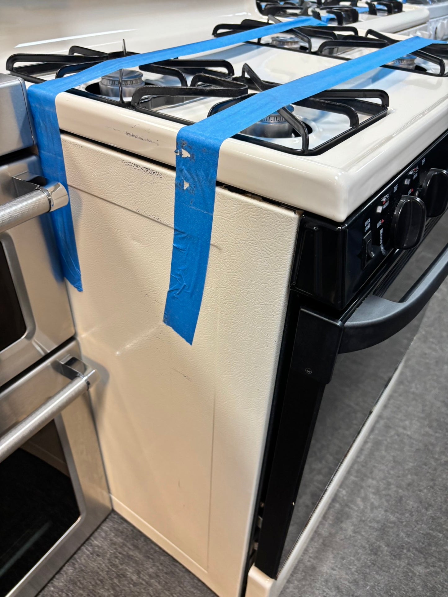 *🎄Holidays Sale 🎁 GE range 4 burner bake broil in off white & black  used-Refurbished 30” #GR88F3L