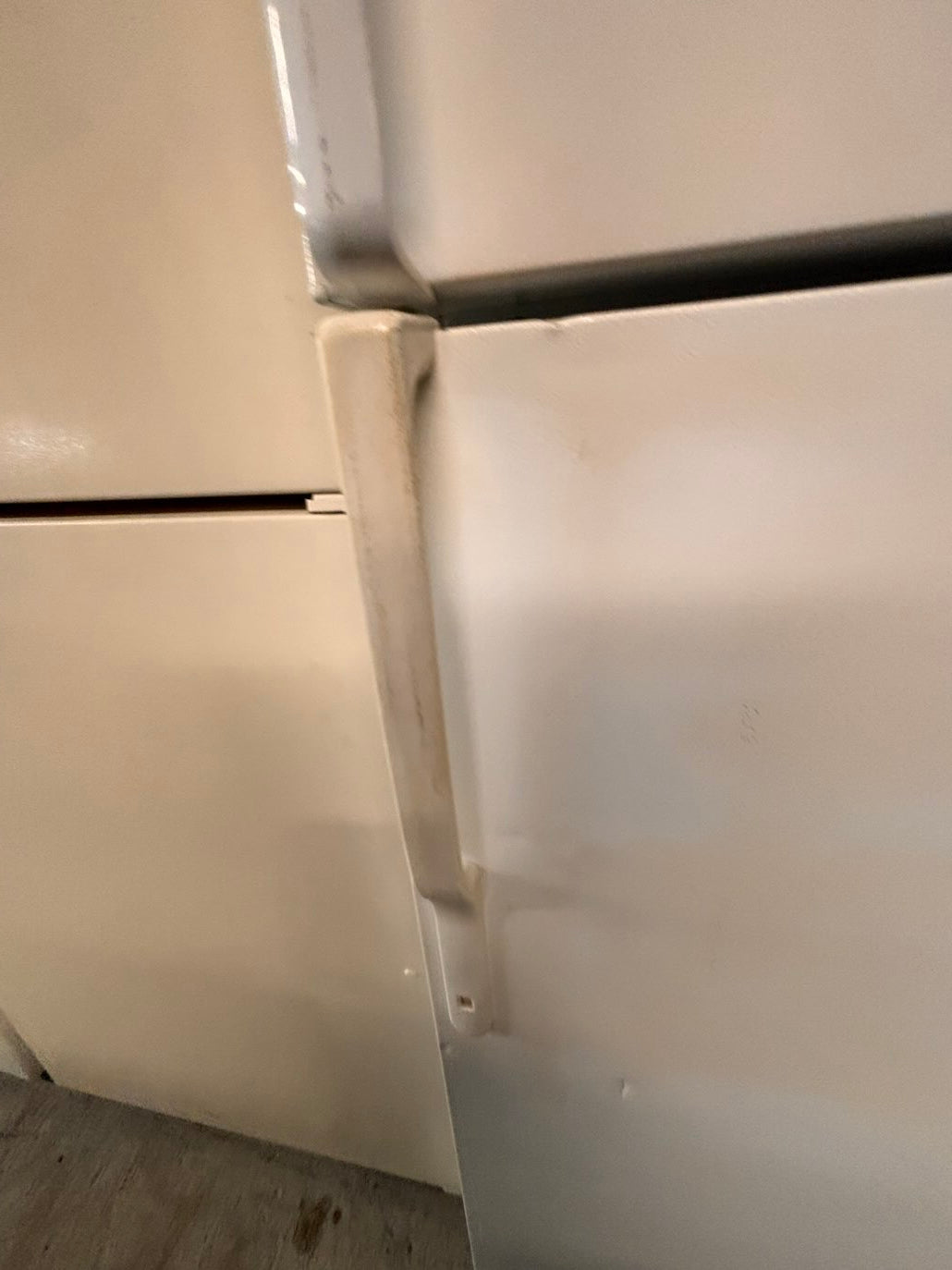 }}28”w x 68 1/2h. Whirlpool  top freezer fridge white color   With ice 🧊 maker inside ,working 💯  used-refurbished #FT6TSRB