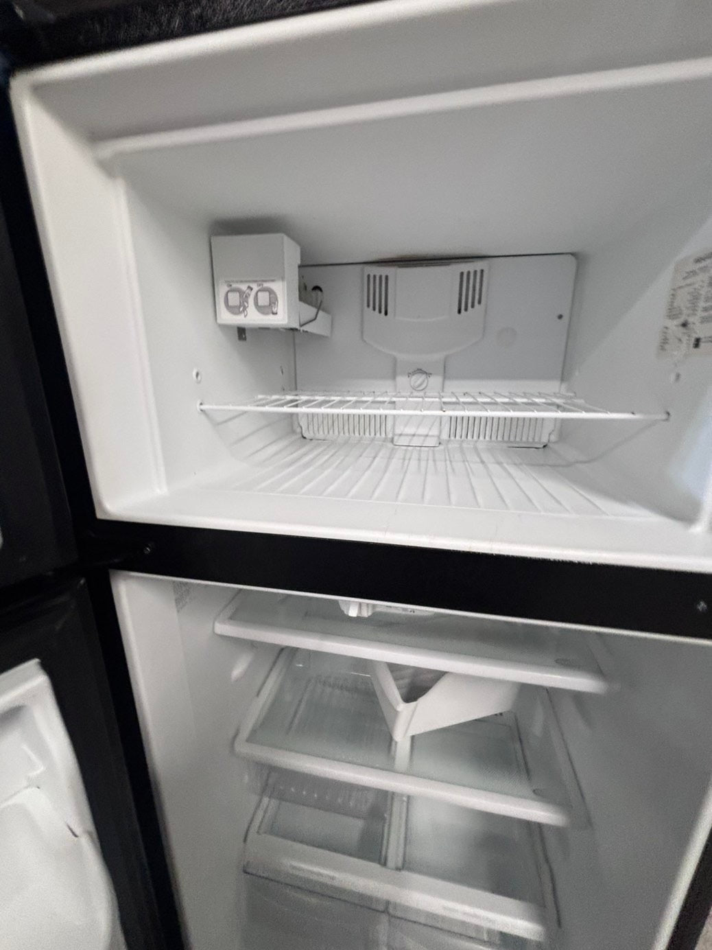 >sale🎈frigidaire  30”18cu.ft -top freezer refrigerator with ice maker black  color    -used refurbished 30” #FF9876B