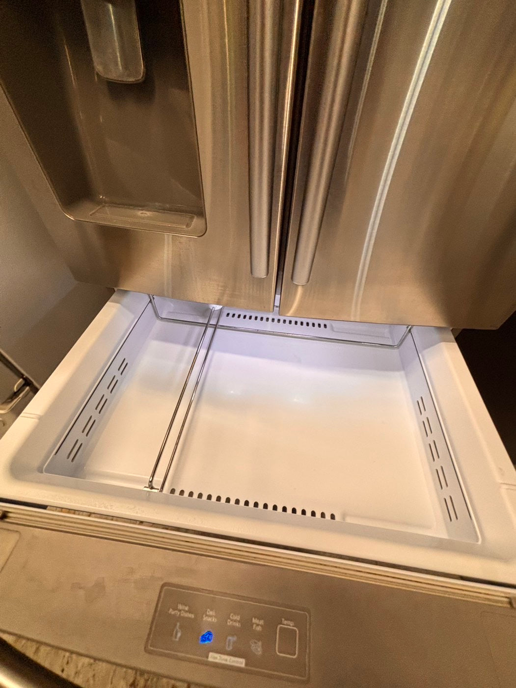>*special 🔥Samsung 33” wide 4-doors French door Refrigerator 33w x 69h 30”1/2depth. /stainless steel w/ ice water dispenser 33" #RFSXQ38B