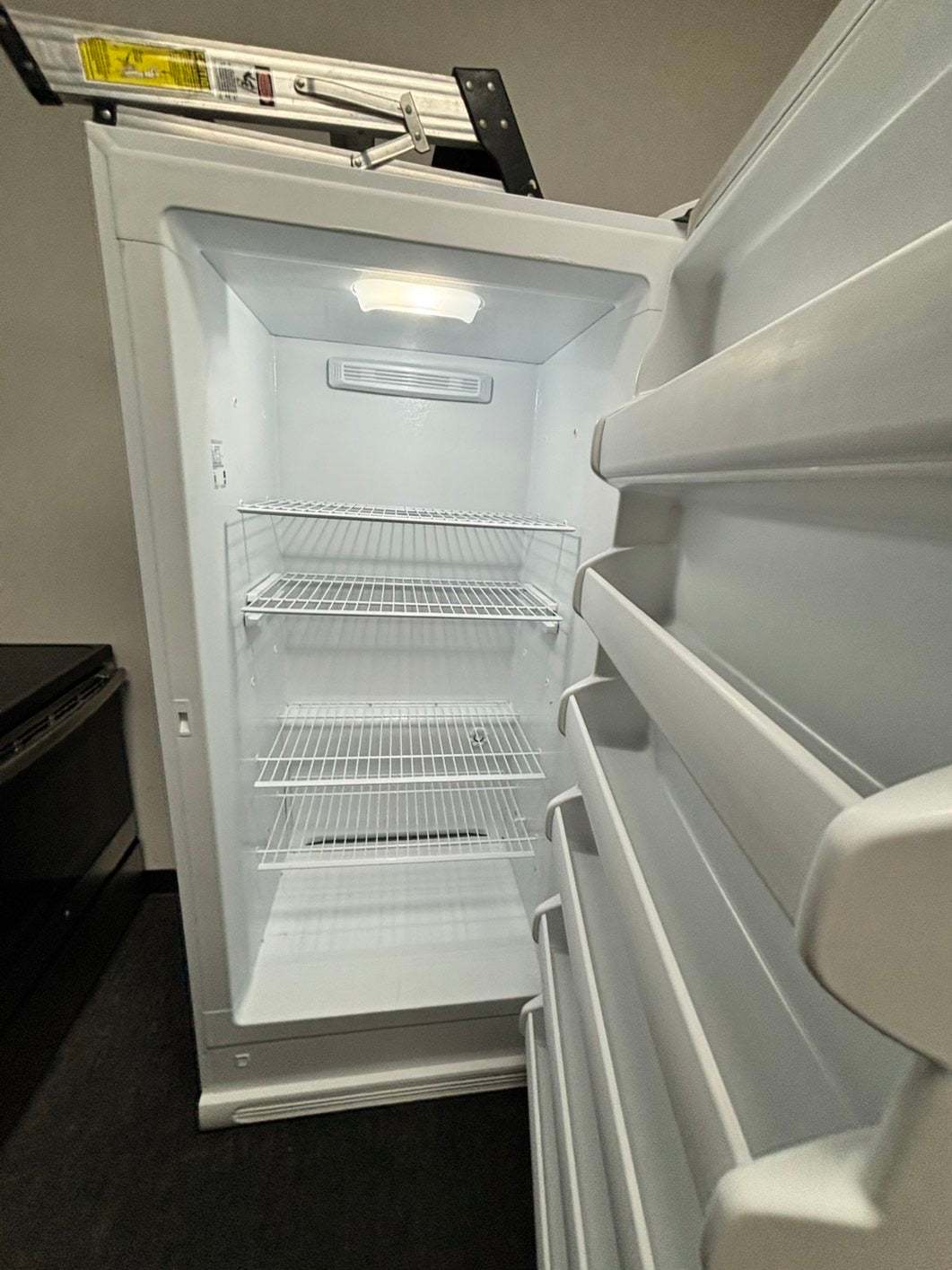 📢🔥black Friday sale 🔥🦃-Frigidaire 20 cu.ft up-right freezer white 34" #RF911L used-Refurbished