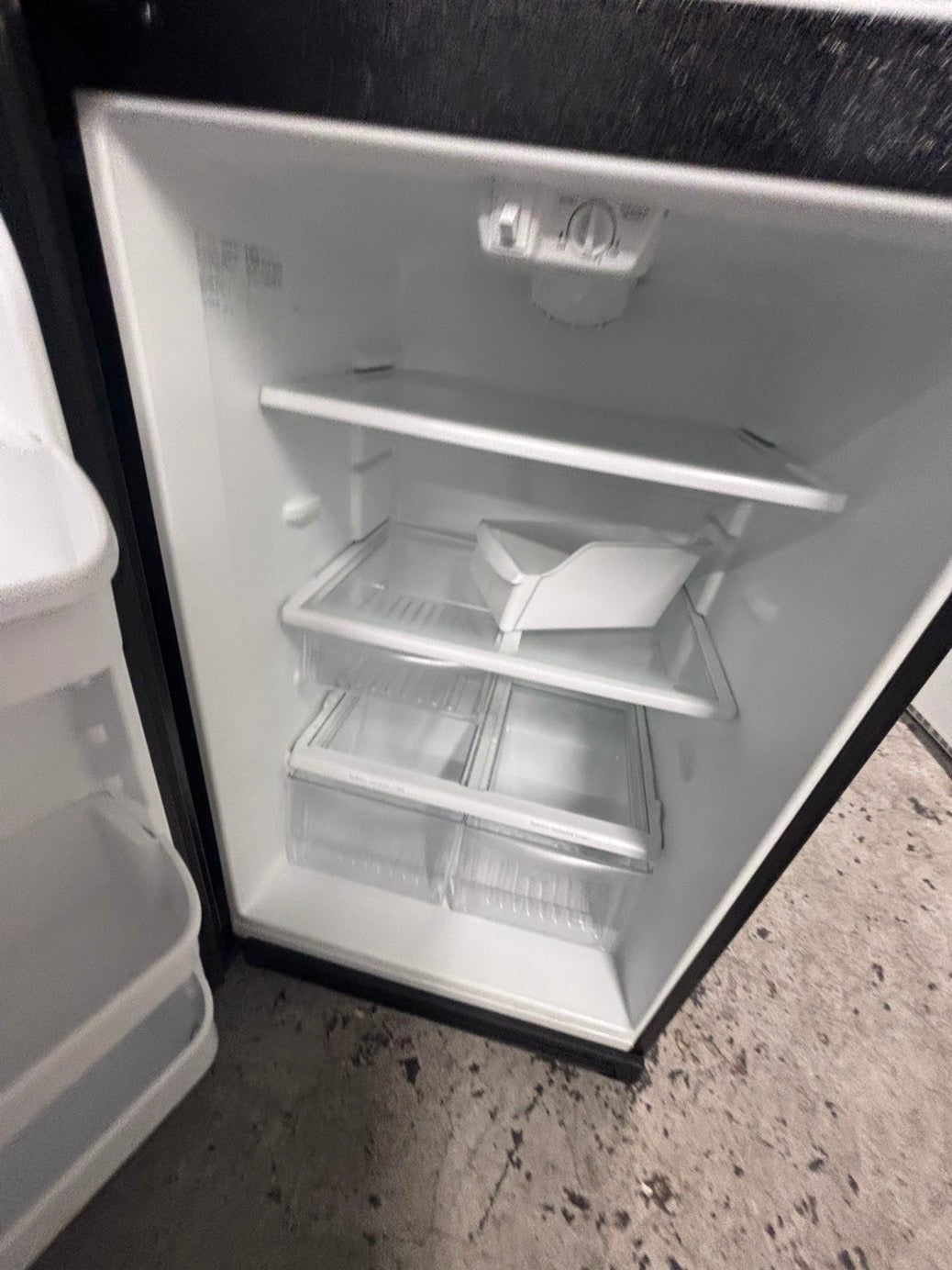 >sale🎈frigidaire  30”18cu.ft -top freezer refrigerator with ice maker black  color    -used refurbished 30” #FF9876B