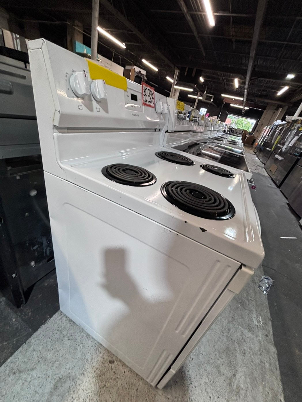 >*frigidaire white electric coil top range coil 220v bake /Broil 4 burner used-Refurbished  great condition 30" #ESF515B