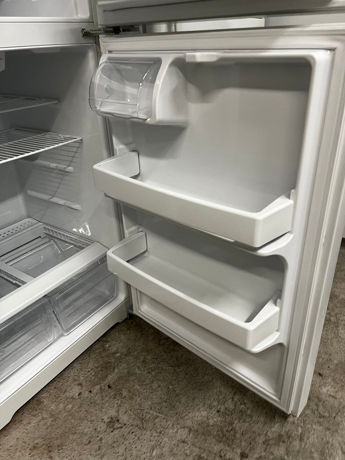 * Hotpoint top freezer refrigerator in white no ice maker 28" #RF903SB