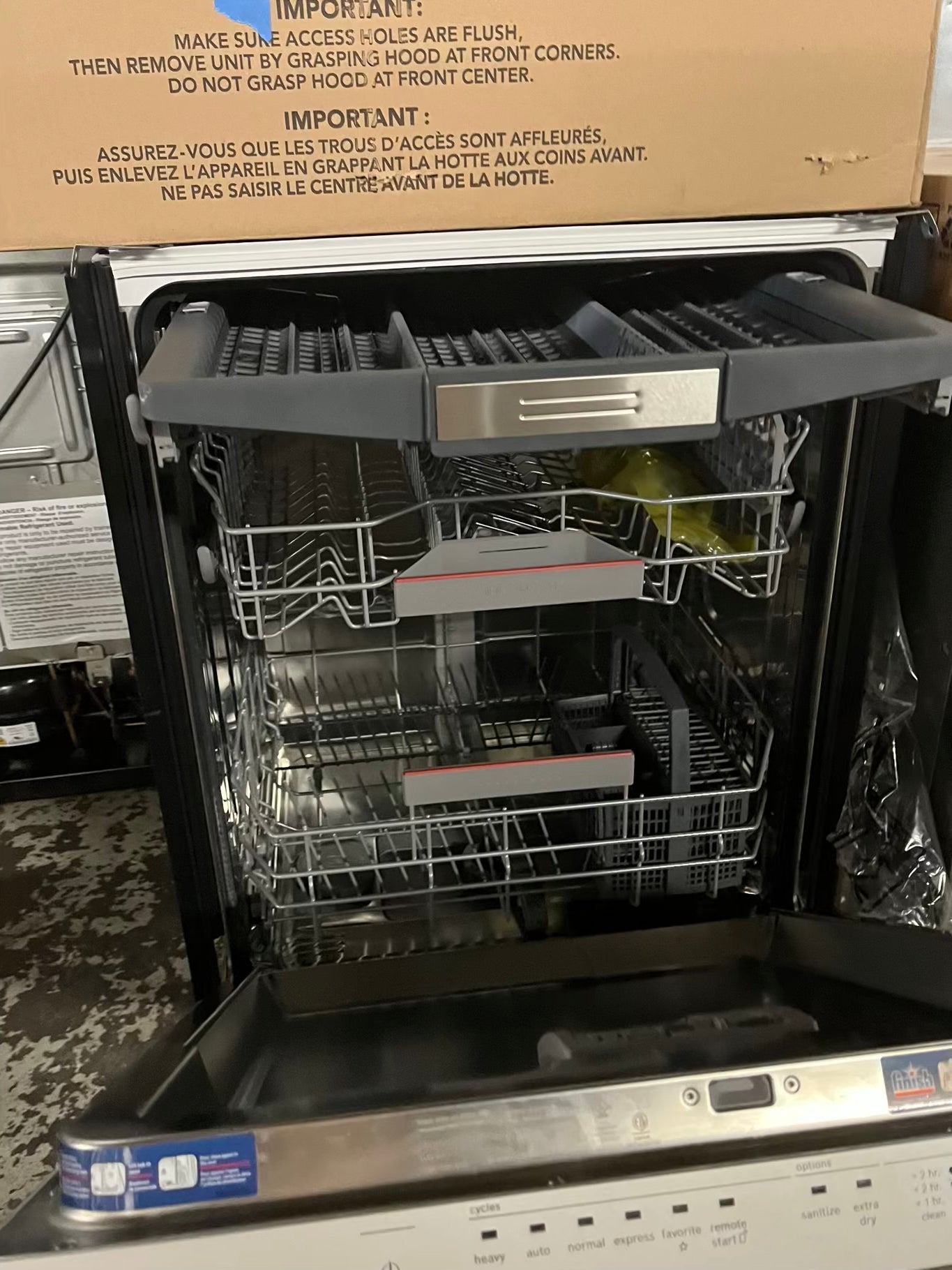 Open Bosch 500 Series 24" Smart Built-In Dishwasher with 3rd Rack in Stainless Steel 24” Model: SHP95CM5N - stock number : #DW33TB