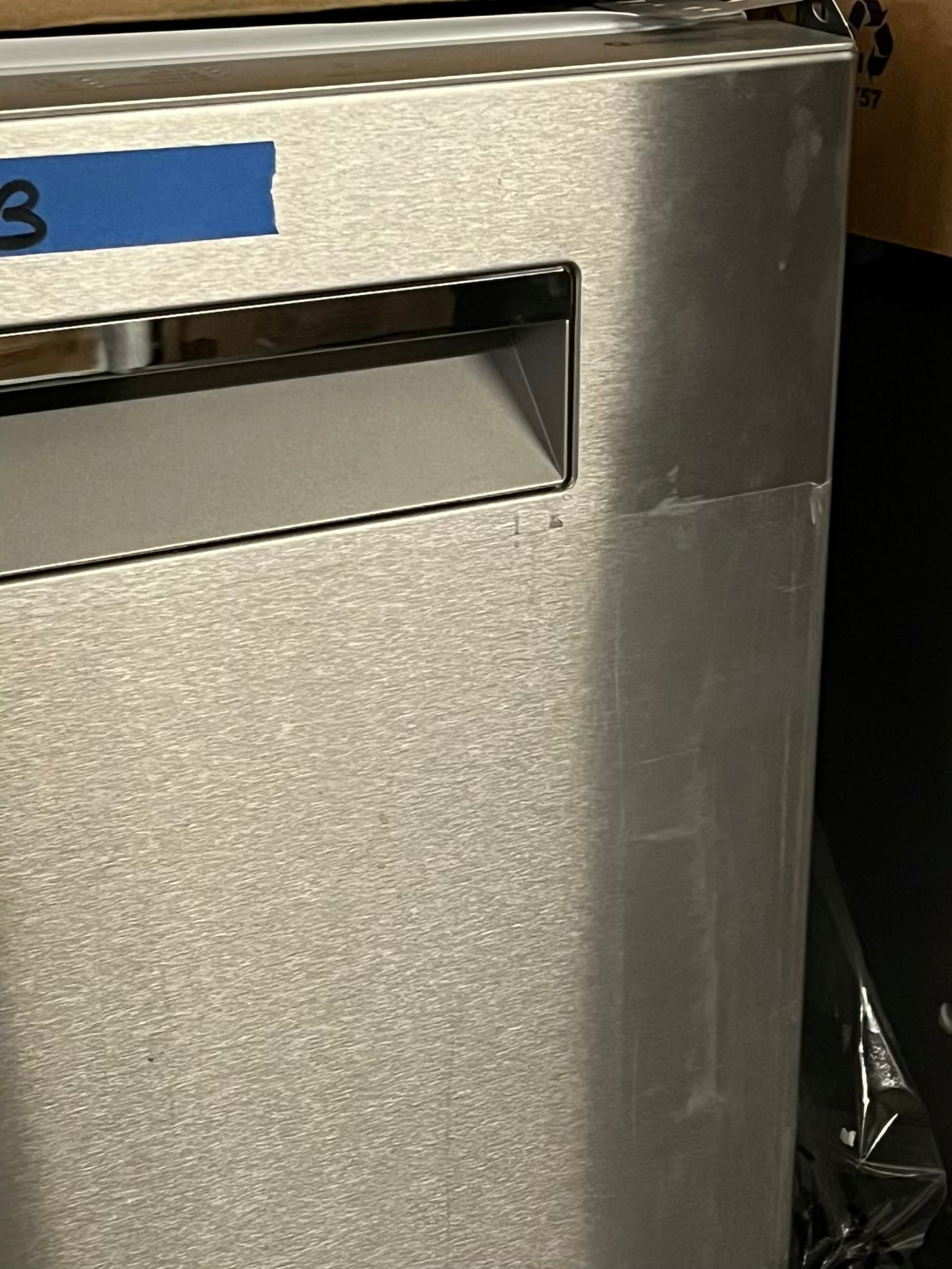 Open Bosch 500 Series 24" Smart Built-In Dishwasher with 3rd Rack in Stainless Steel 24” Model: SHP95CM5N - stock number : #DW33TB