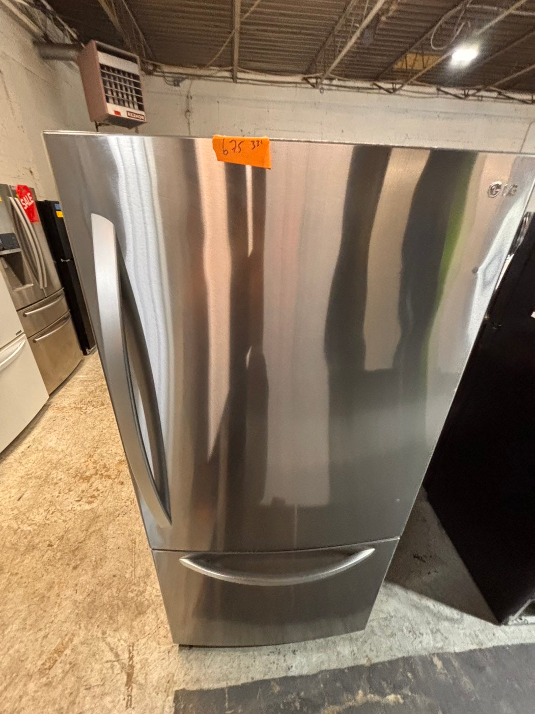 >* LG 33” bottom freezer fridge stainless steel with iced maker inside used -refurbished 30” #LGB5K2B