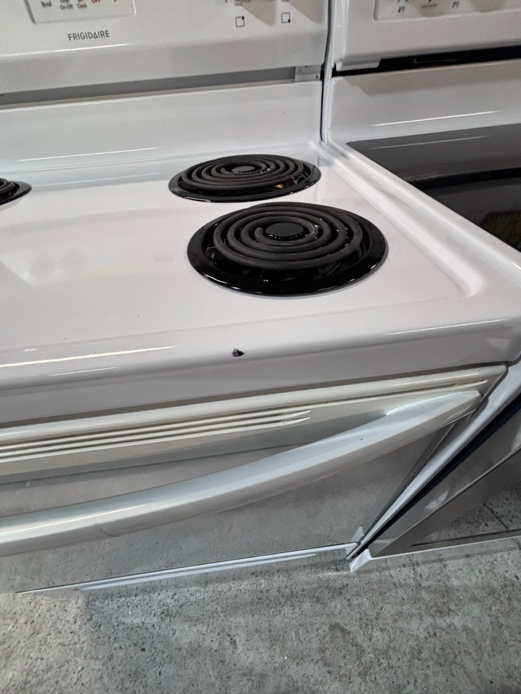 >*frigidaire white electric coil top range coil 220v bake /Broil 4 burner used-Refurbished  great condition 30" #ESF515B