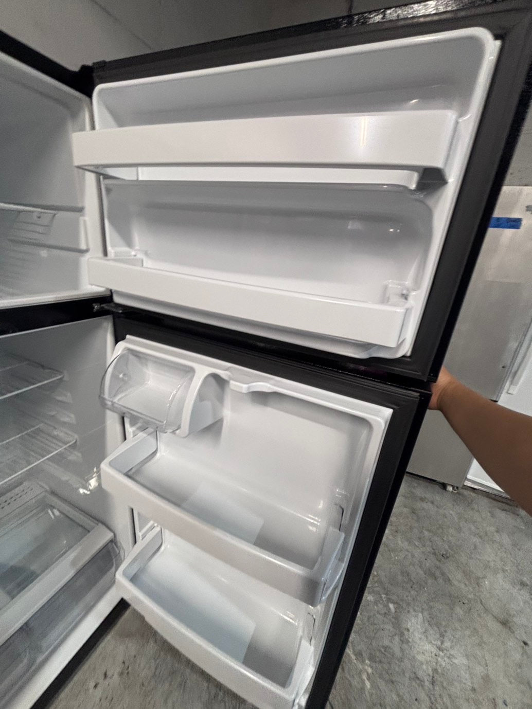 >*28” GE top freezer fridge black used-refurbished #FFSA3RB