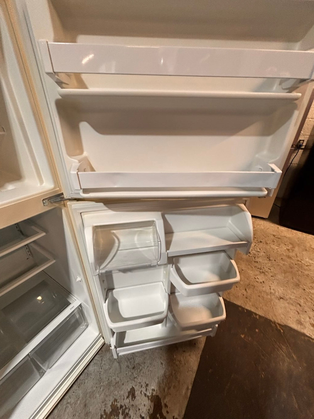 }}clearance 🔥whirlpool off white 30”x 66”heigth x 29depth 18cu.ft top freezer refrigerator (missing 1 leg )          used refurbished working 💯 with warranty #TFBZ76B