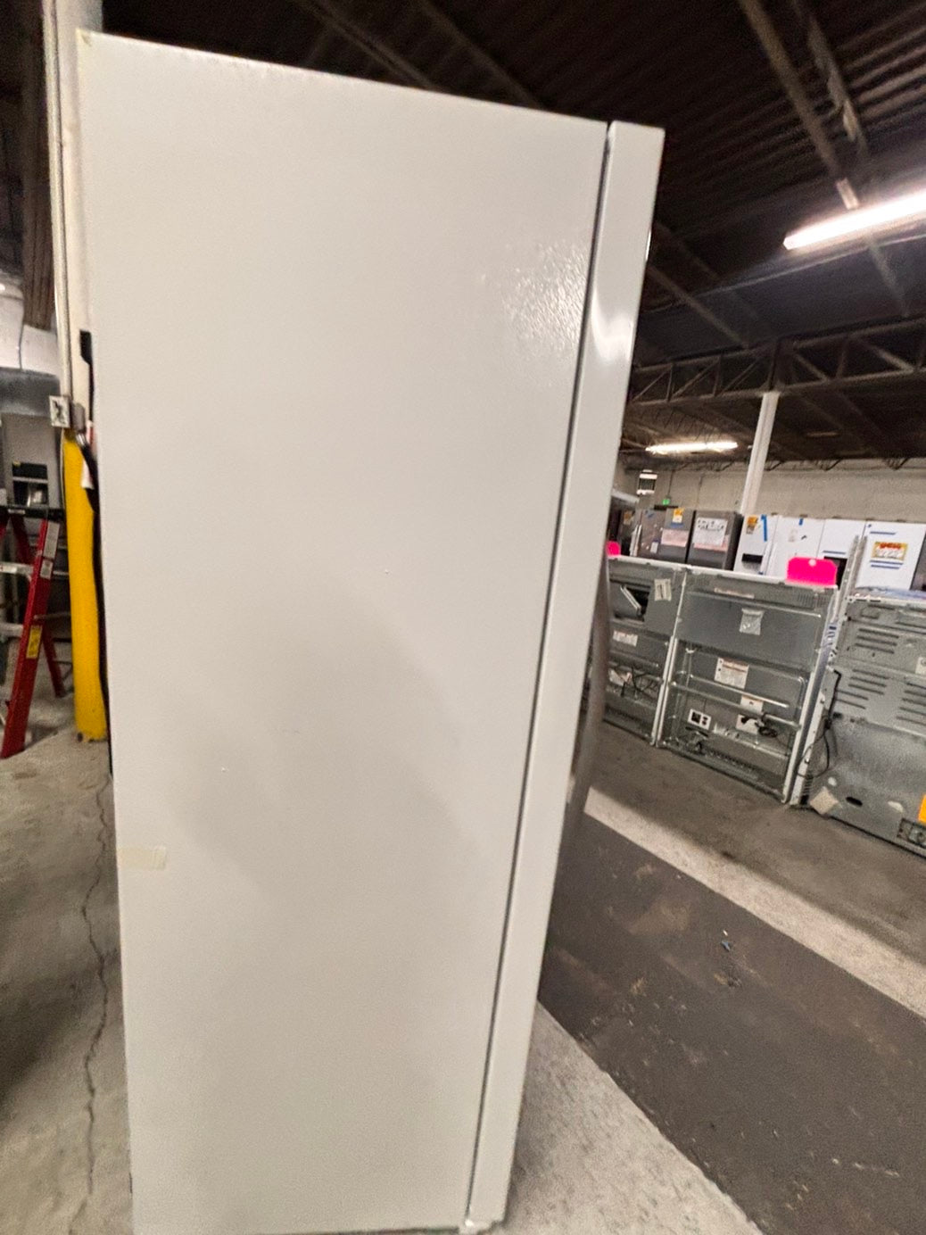 Open box 📦 costumer return 33’”in. 20 cu. ft. Garage Ready Freezer in White with Temperature Alarm and Auto-Close Door, ENERGY STAR #FZR25PBB