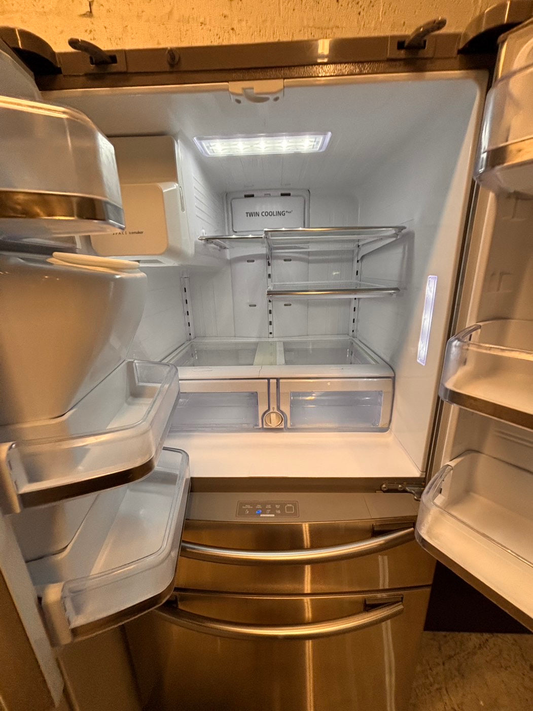 >*special 🔥Samsung 33” wide 4-doors French door Refrigerator 33w x 69h 30”1/2depth. /stainless steel w/ ice water dispenser 33" #RFSXQ38B
