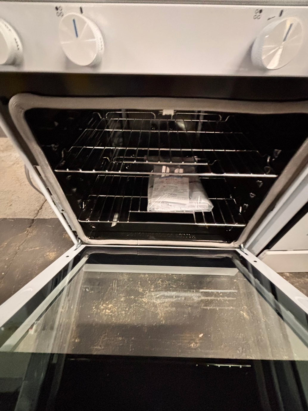 >new open box Midea 4 burner gas stove  in white color ,bake broil steam clean 30” #ER77TT