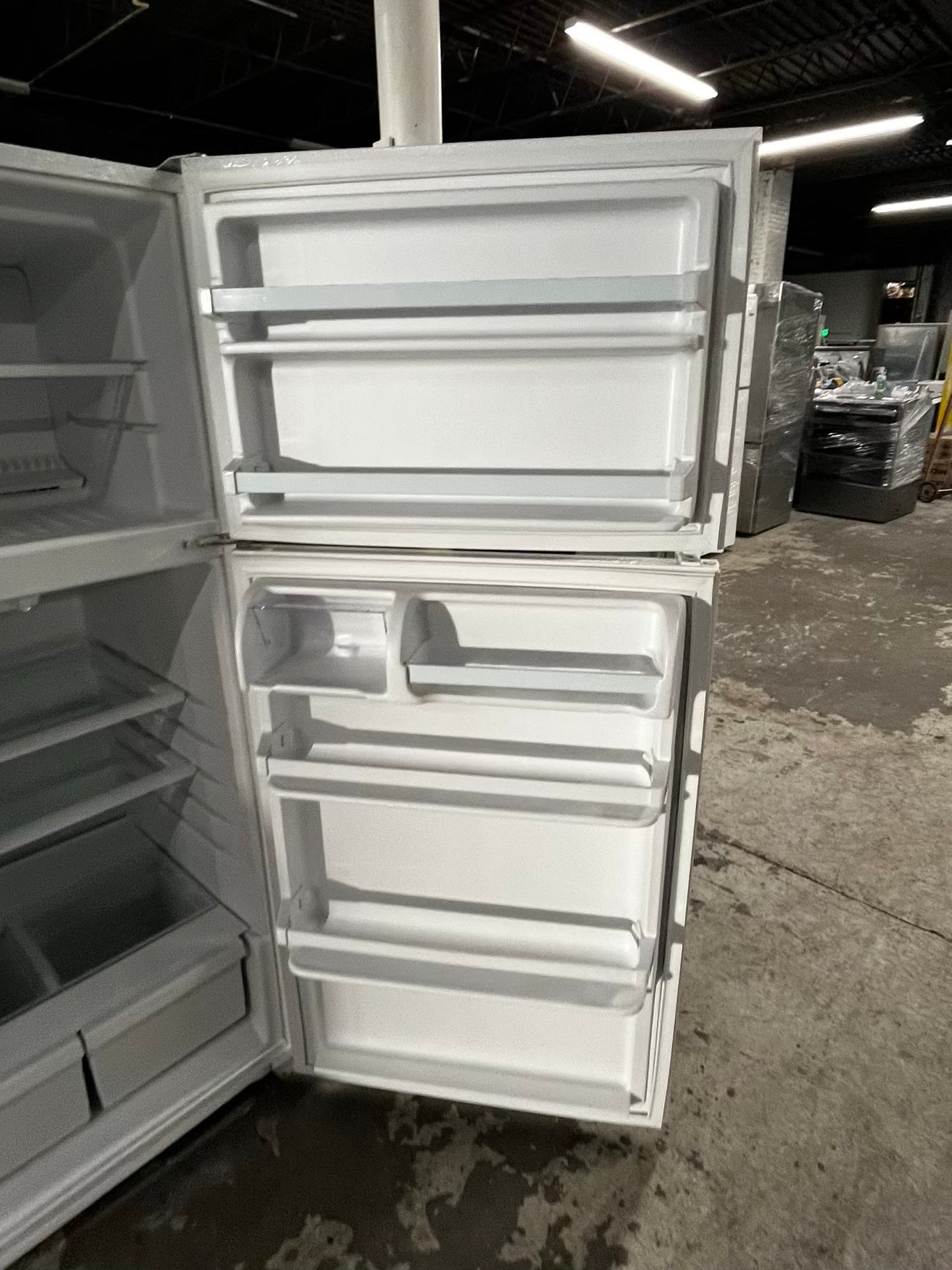 *Whirlpool top freezer refrigerator in white 28” used - refurbished #RF166HB