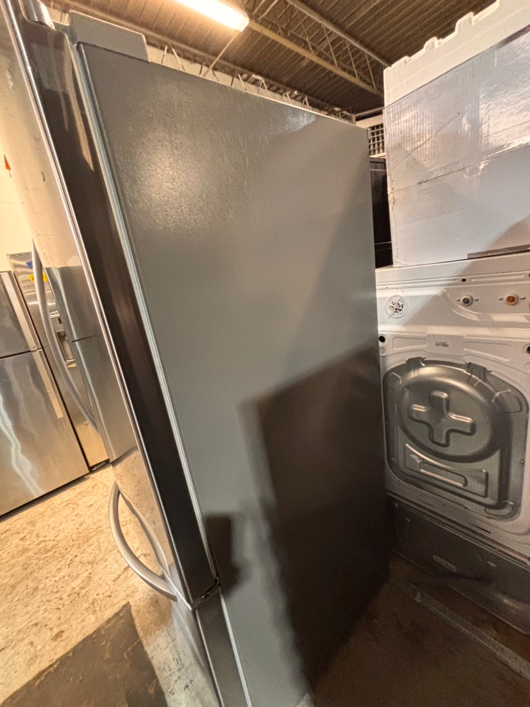 >* LG 33” bottom freezer fridge stainless steel with iced maker inside used -refurbished 30” #LGB5K2B