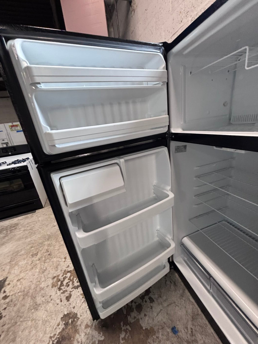}28”w x 68 1/2h.GE   top freezer fridge  ,black  working 💯  used-refurbished #FT21SRB