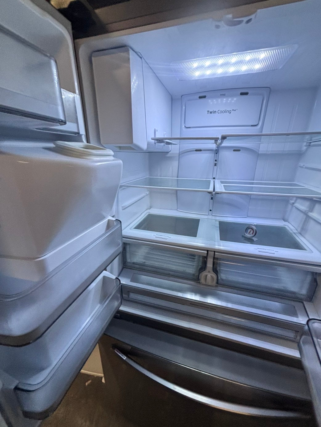 >*36”samsung counter depth French doors  fridge  stainless steel (ice maker  doesn’t work) only water 💦 dispenser works !doesn’t affect on the others functions. 36” #SA24WWB
