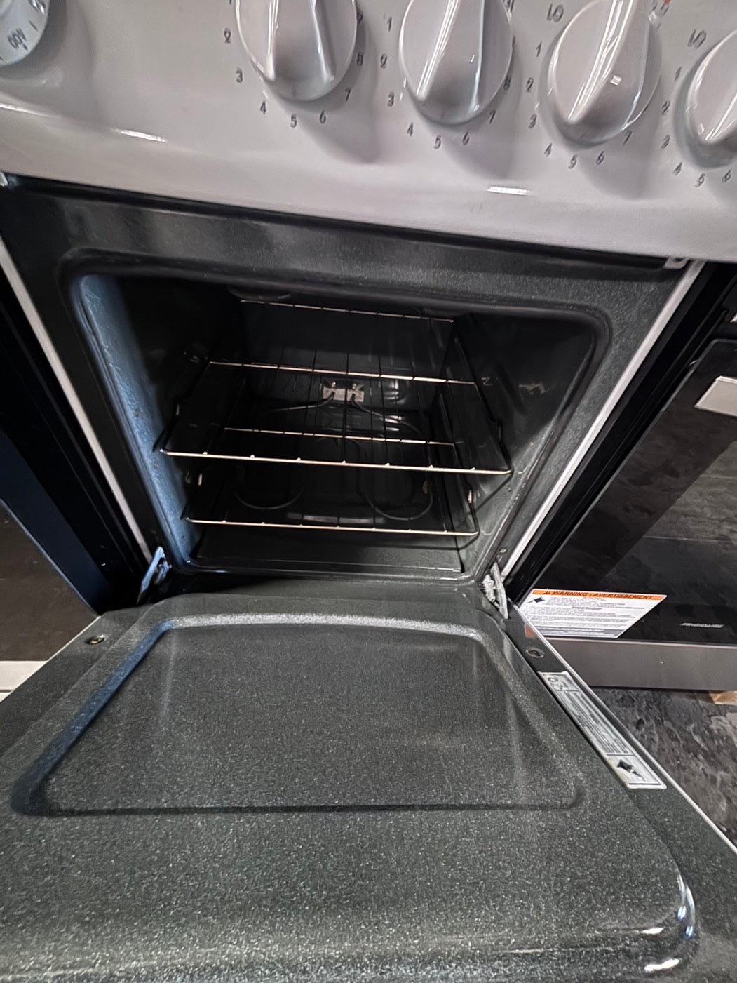 >Hotpoint electric range Top coil white with broil 20” #ER22BL