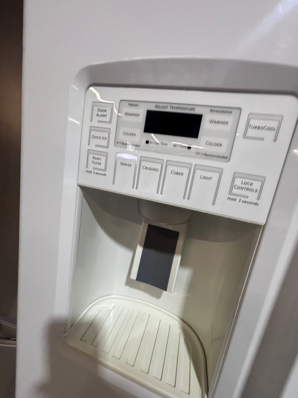 >>36” GE side by side Refrigerator and freezer white  w/ice water dispenser 36” #ARW663B