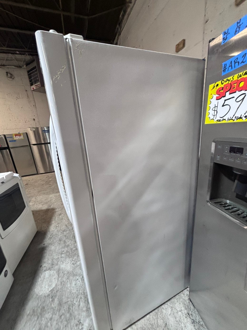 >>36” GE side by side Refrigerator and freezer white  w/ice water dispenser 36” #ARW663B