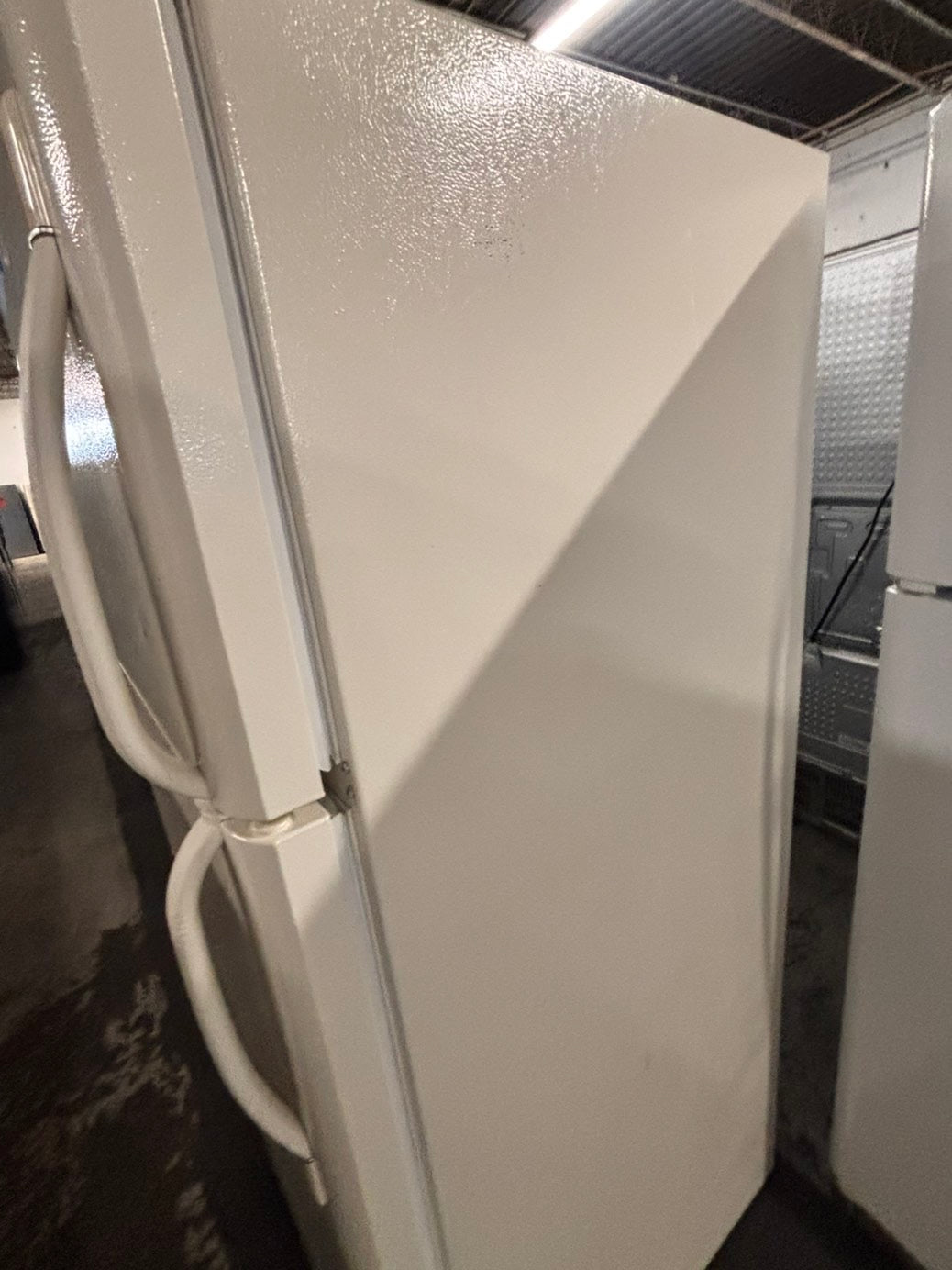 >sale🔥frigidaire 30”18cu.ft -top freezer refrigerator off white color   -used refurbished 30” #TY4NRB