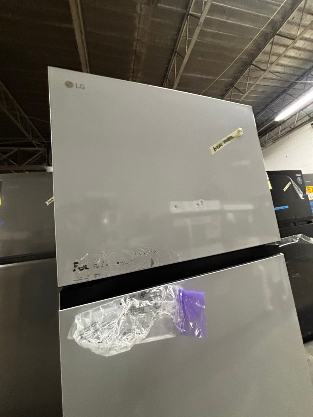 >new scratch and dent -Open box 📦.  This 28 inch freestanding top freezer refrigerator has a generous 18 cu. ft. of space, perfect for storing groceries. The Multi-Air Flow system maintains ideal humidity and temperature levels, keeping your food #RFG18B
