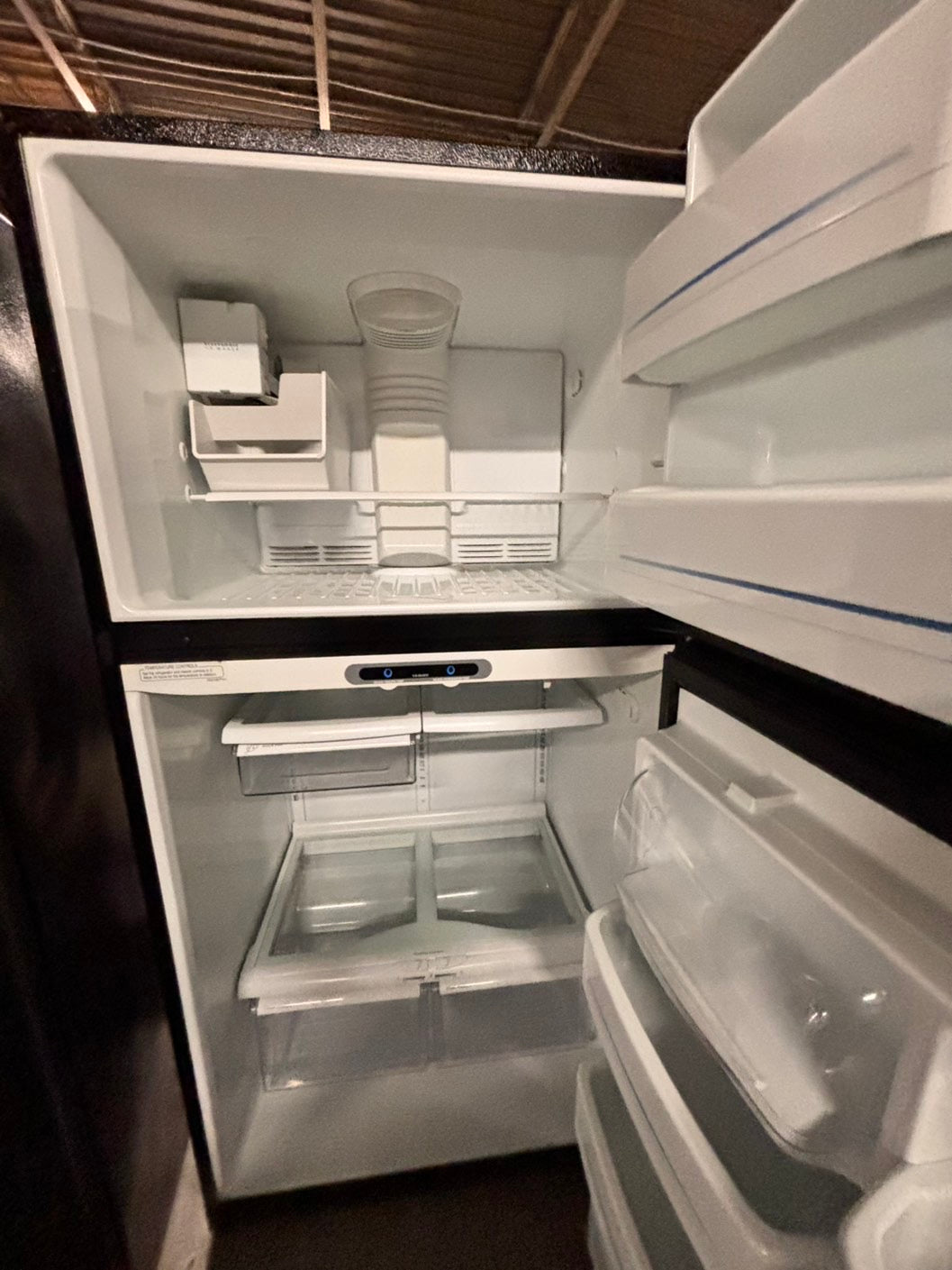 >GE 33” Top freezer fridge with ice maker inside ,black refurbished #RFTY3HB