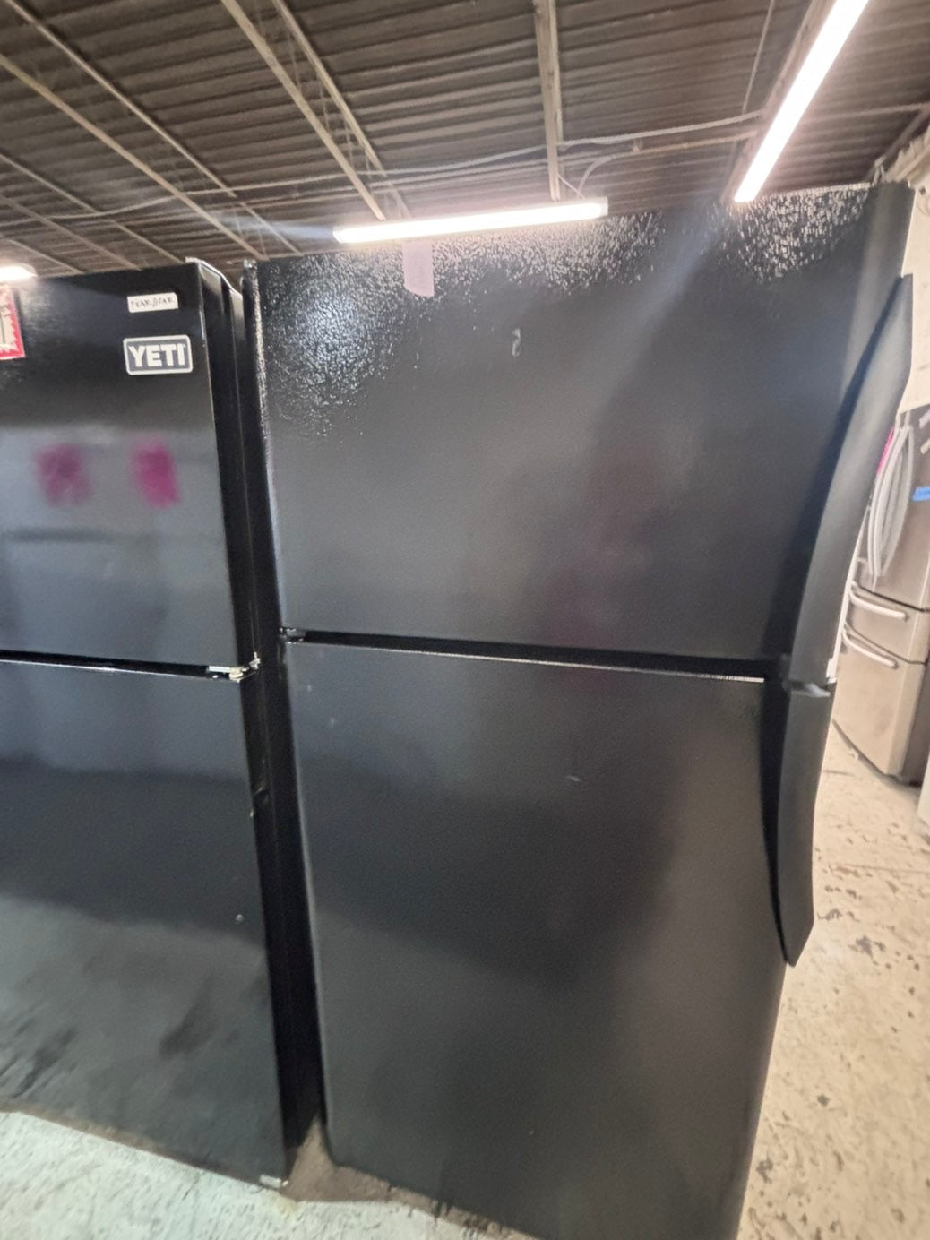 >sale🎈frigidaire  30”18cu.ft -top freezer refrigerator with ice maker black  color    -used refurbished 30” #FF9876B