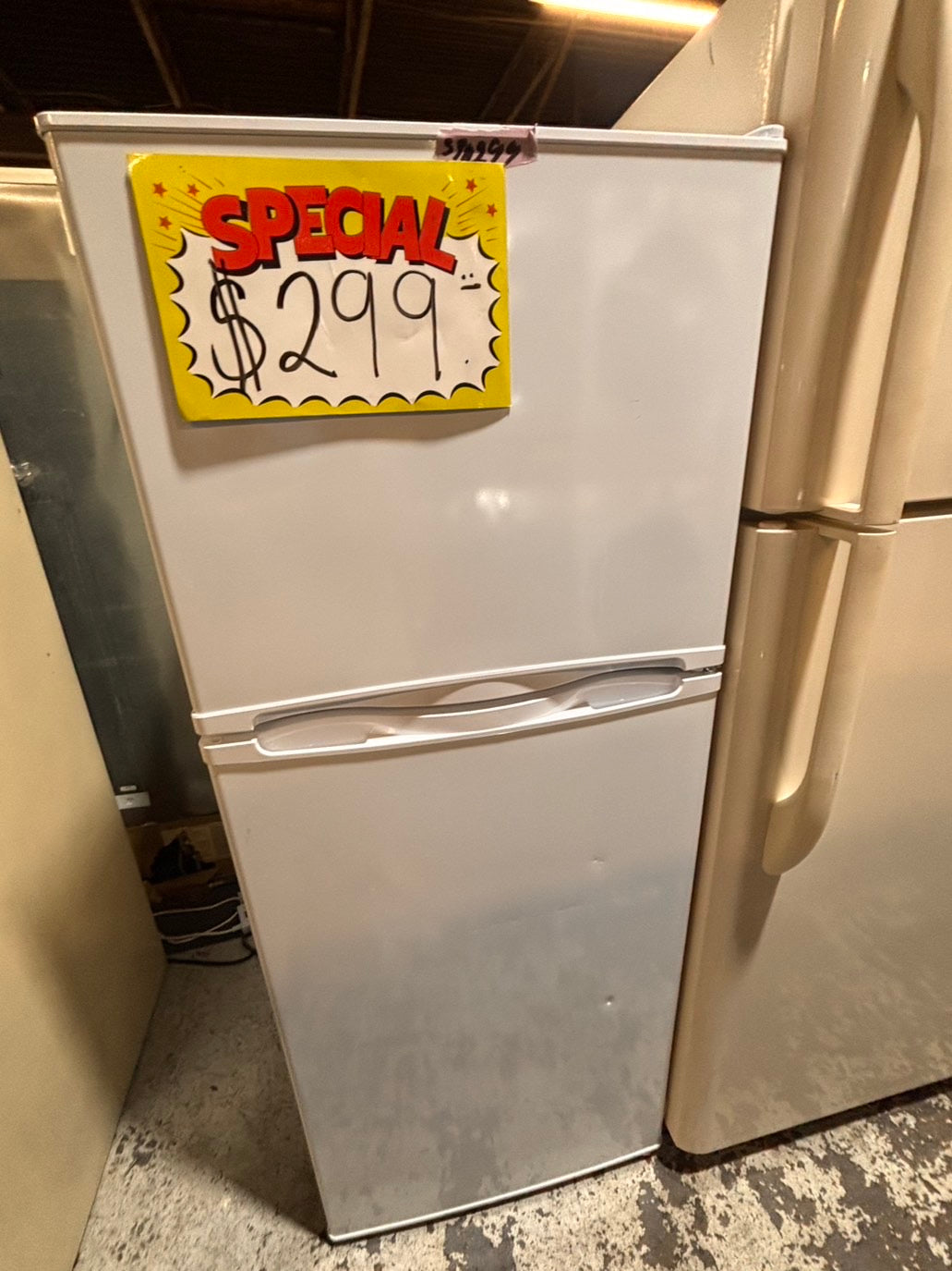 >*top freezer refrigerator working 💯 white color  24" used ,refurbished #RSA5DB
