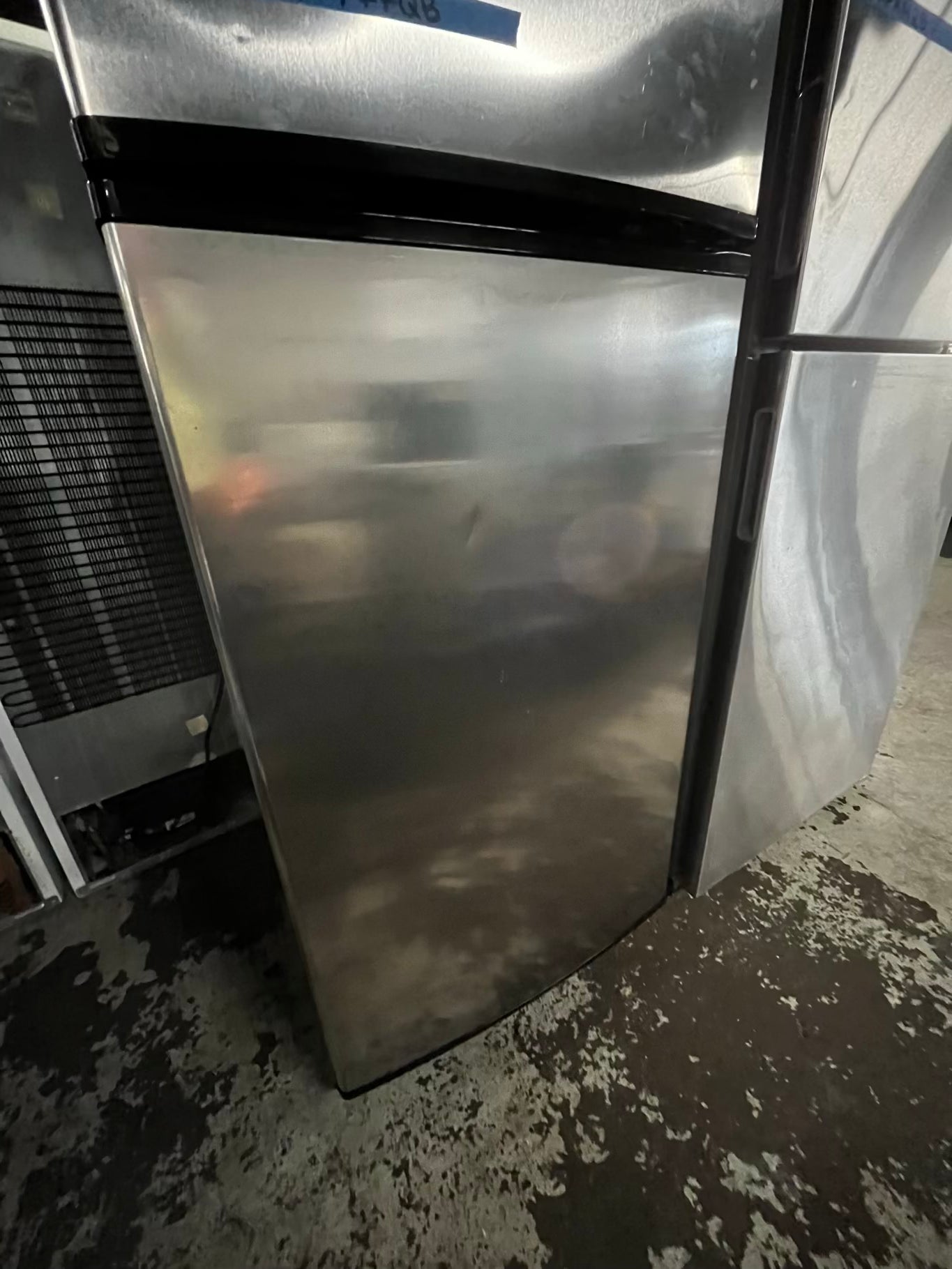 - Whirlpool top freezer refrigerator stainless steel 28" #RF777QB