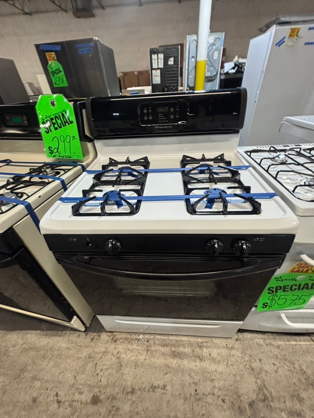 >*sale🔥frigidaire Gas range 4 burner bake broil Hi/Lo self clean in  white & black used-Refurbished 30” #FGH3D7B